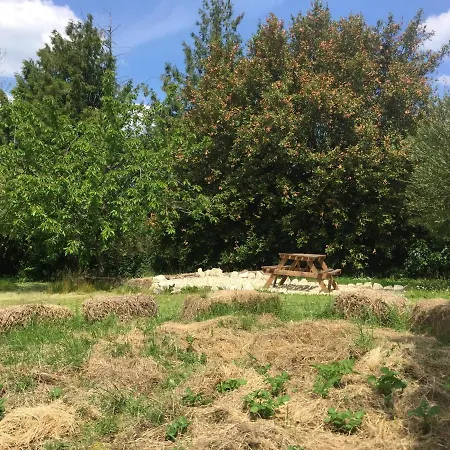 Les De La Boutonne Bed and Breakfast